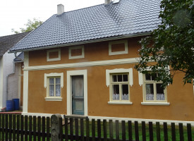 Probarvený stříkaný břízolit

Rodinný dům, Kokořínsko
