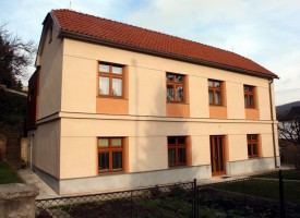 Zakázkově probarvený škrábaný břízolit

Rodinný dům, Zbraslav